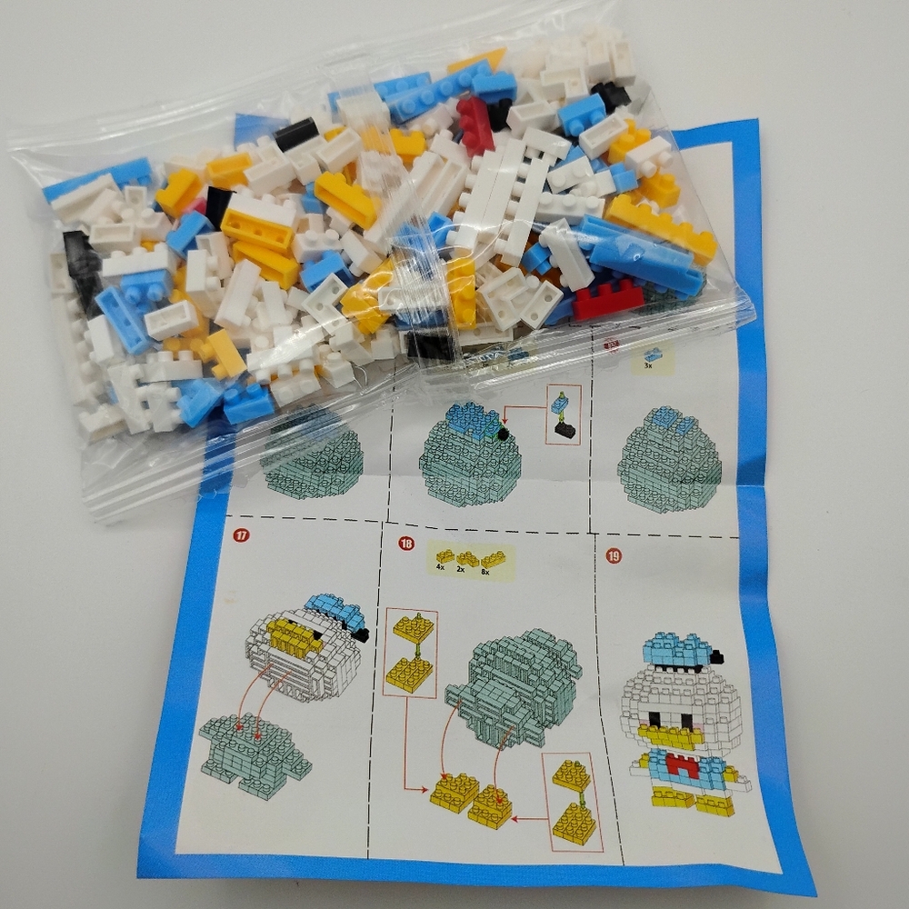 Donald Duck Brick 4D Legos Set - Picture 2 of 2